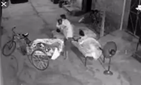 ربودن دختر بچه ۴ ساله در خیابان / مردم با فریادهای مادر او را دستگیر کردند