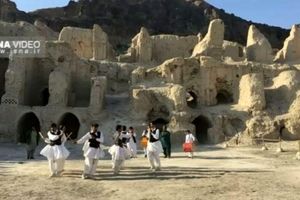 فیلم/ رقص محلي سيستان و بلوچستان در كهن دژ بر فراز كوه اوشيدم (خدا يا خواجه)