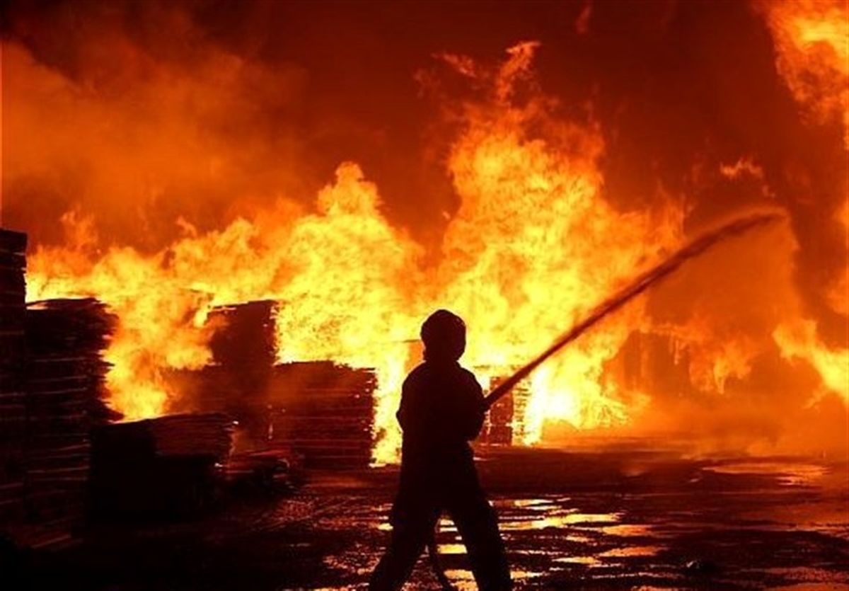 آتش‌سوزی دو سوله انبار کالا در بزرگراه خاوران