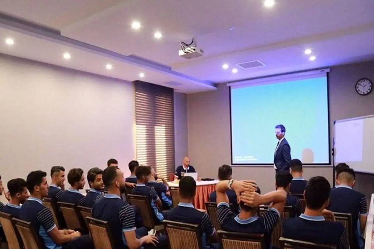 رییس هیأت مدیره استقلال در اردو و حرکت به سمت ورزشگاه