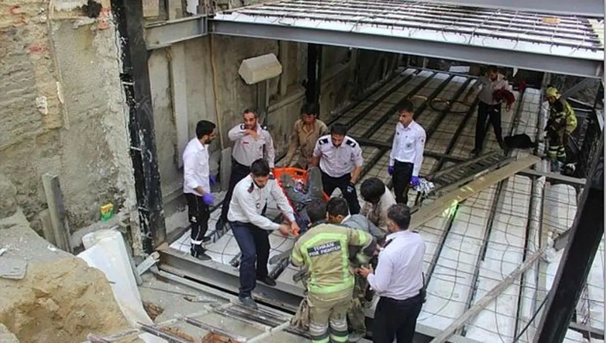 فرو رفتن میلگرد به بدن کارگر جوان