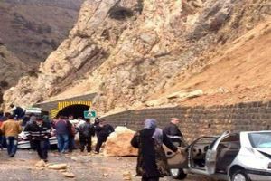 سقوط سنگ بر روی پراید در جاده چالوس یک کشته و 2 مجروح داد
