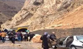 سقوط سنگ بر روی پراید در جاده چالوس یک کشته و 2 مجروح داد