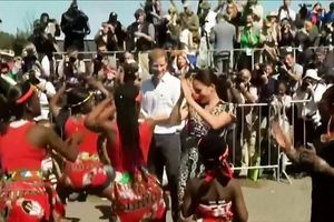 رقص شاهزاده هری و همسرش مگان با بومیان آفریقای جنوبی