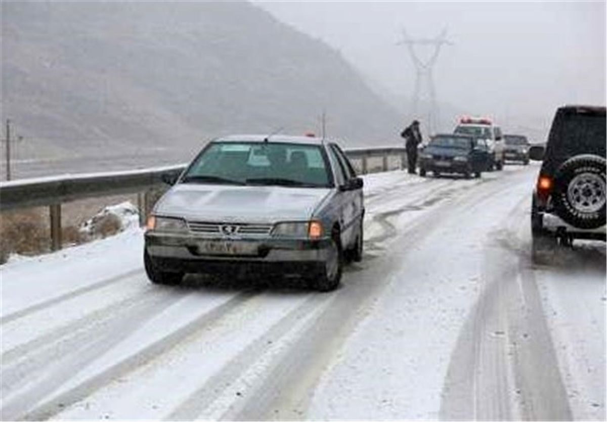 بارش برف در گردنه‌های استان قزوین ادامه دارد