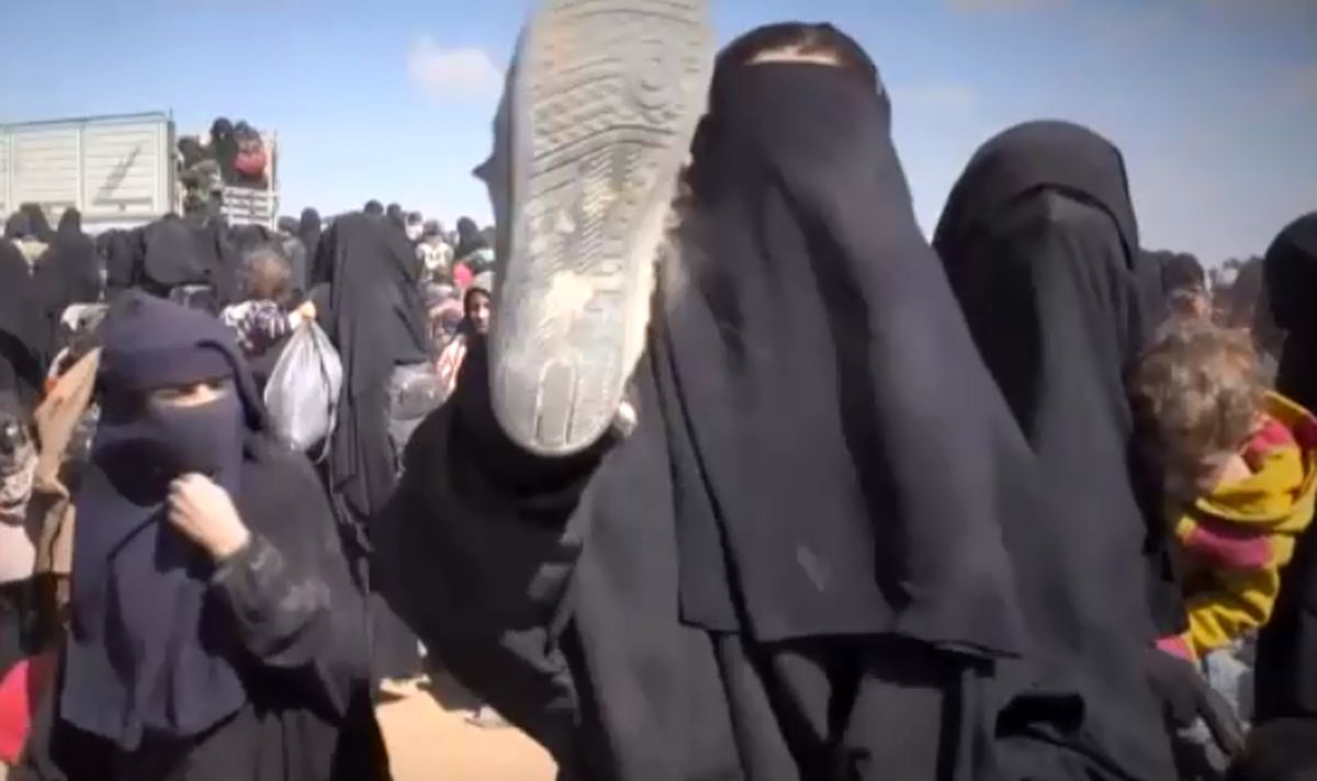 غوغای سوگلی‌های داعش در اردوگاه «الهول» / از اعترافات تلخ مادمازل «M» تا زنی که با چاقو یک سرباز را ناکار کرد + فیلم