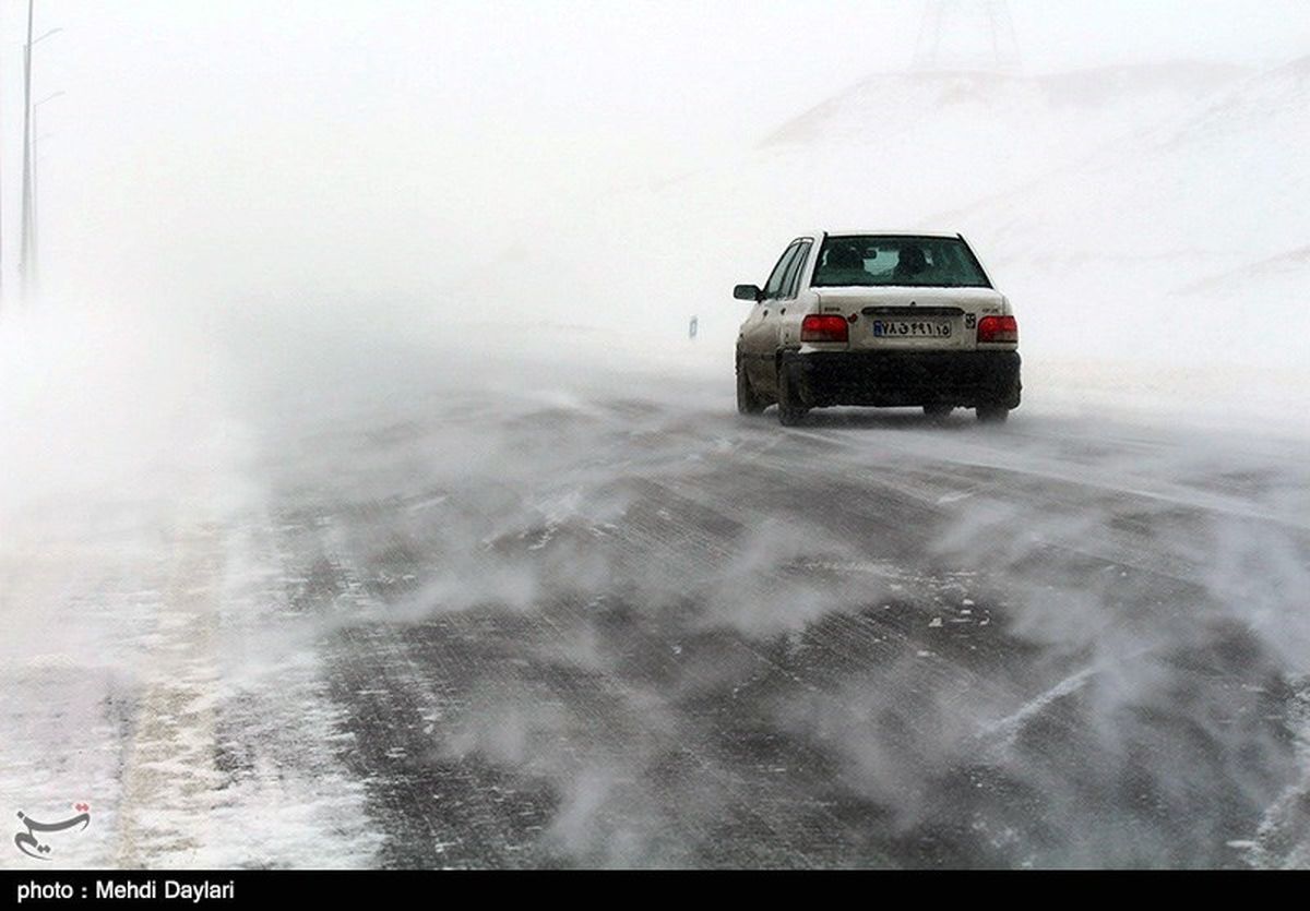 بارش برف در گردنههای استان قزوین/ تردد در گردنه بهرامآباد با زنجیرچرخ امکانپذیر است