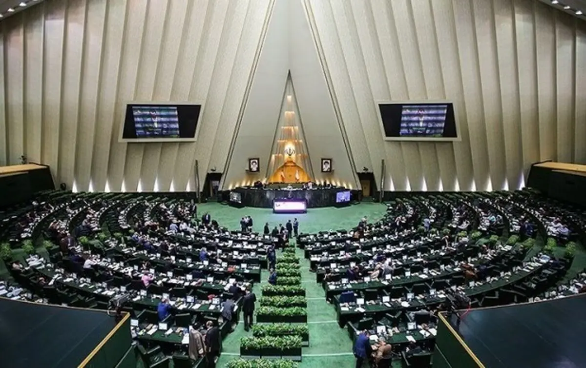 لاریجانی خطاب به پژمان‌فر : همه تریبون‌ها دستتان است؛ کسی هم چیزی به شما نمی‌گوید که مملکت این طور شده
