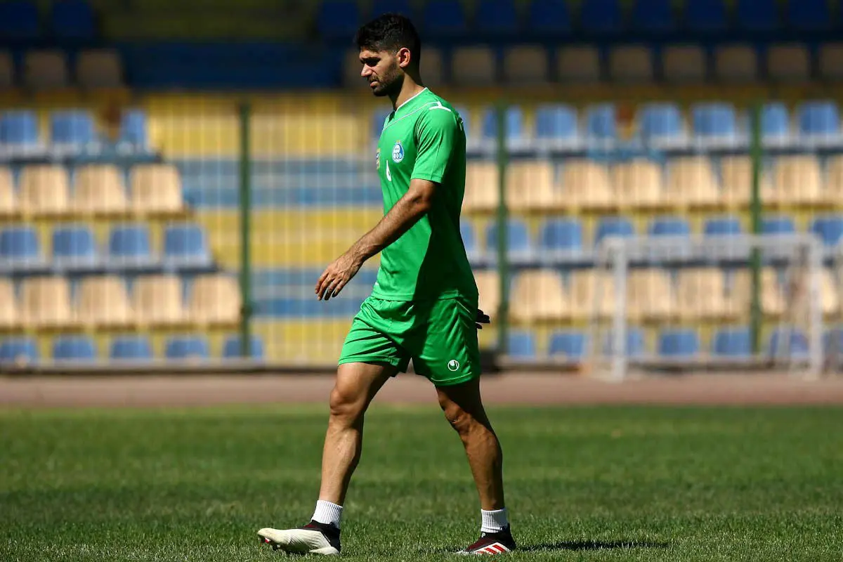 علی کریمی همچنان با چهره درهم در تمرین