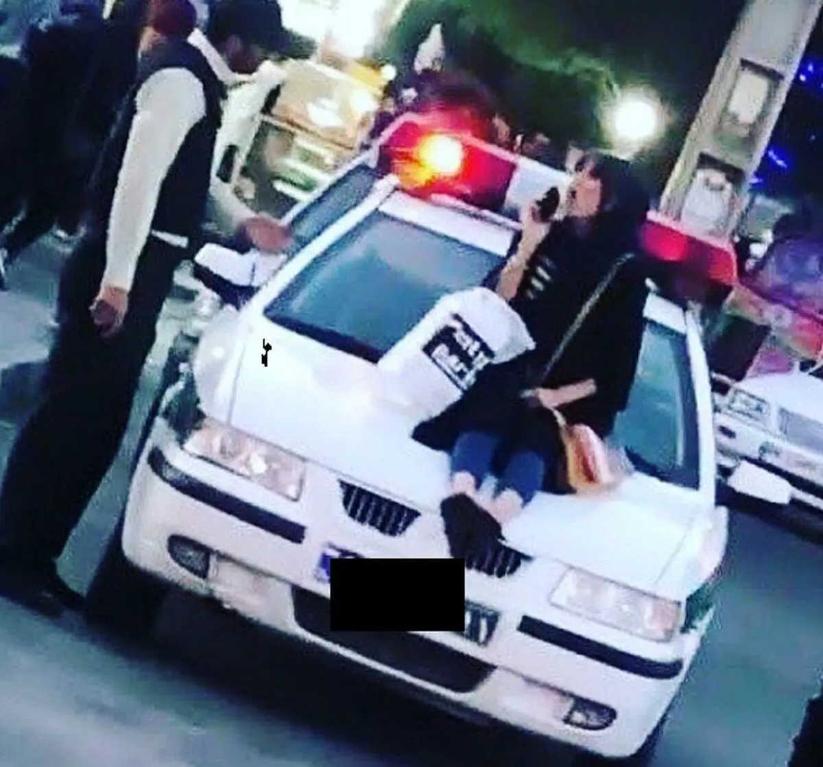 فیلم| اظهار پشیمانی دختری که تصویرش از نشستن روی ماشین نیروی انتظامی جنجالی شد!