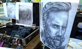 بازداشت مرد آرایش‌گری که برای زنان تتو می‌زد + عکس