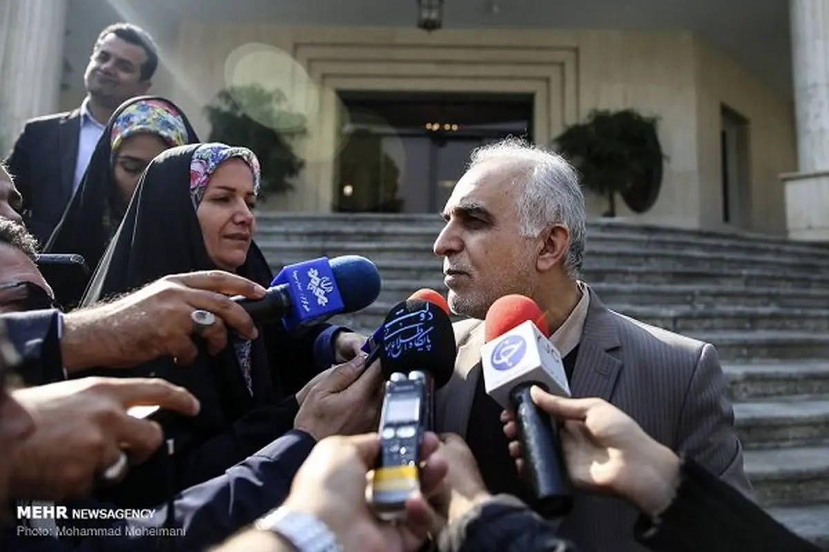 ۶ پالایشگاه در بورس واگذار می‌شوند/ ادغام بانک‌های دولتی جدی است