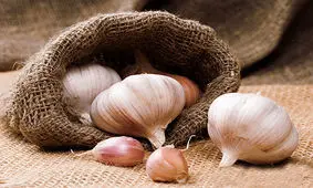 اگر خودتان یا اطرافیان‌تان اهل سیر خوردن هستید در این ۶ حالت اصلا سیر نخورید!