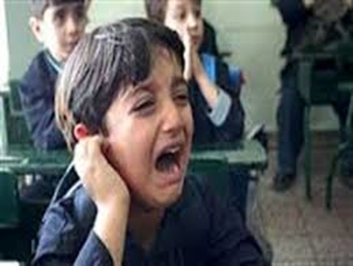 سیلی محکم ناظم مدرسه به دانشآموز / دلیل؛ نپوشیدن لباس فرم + فیلم