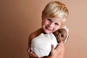 هنجارشکنی جالب یک کودک با عروسک رنگین پوستش جنجالی شد+ تصاویر