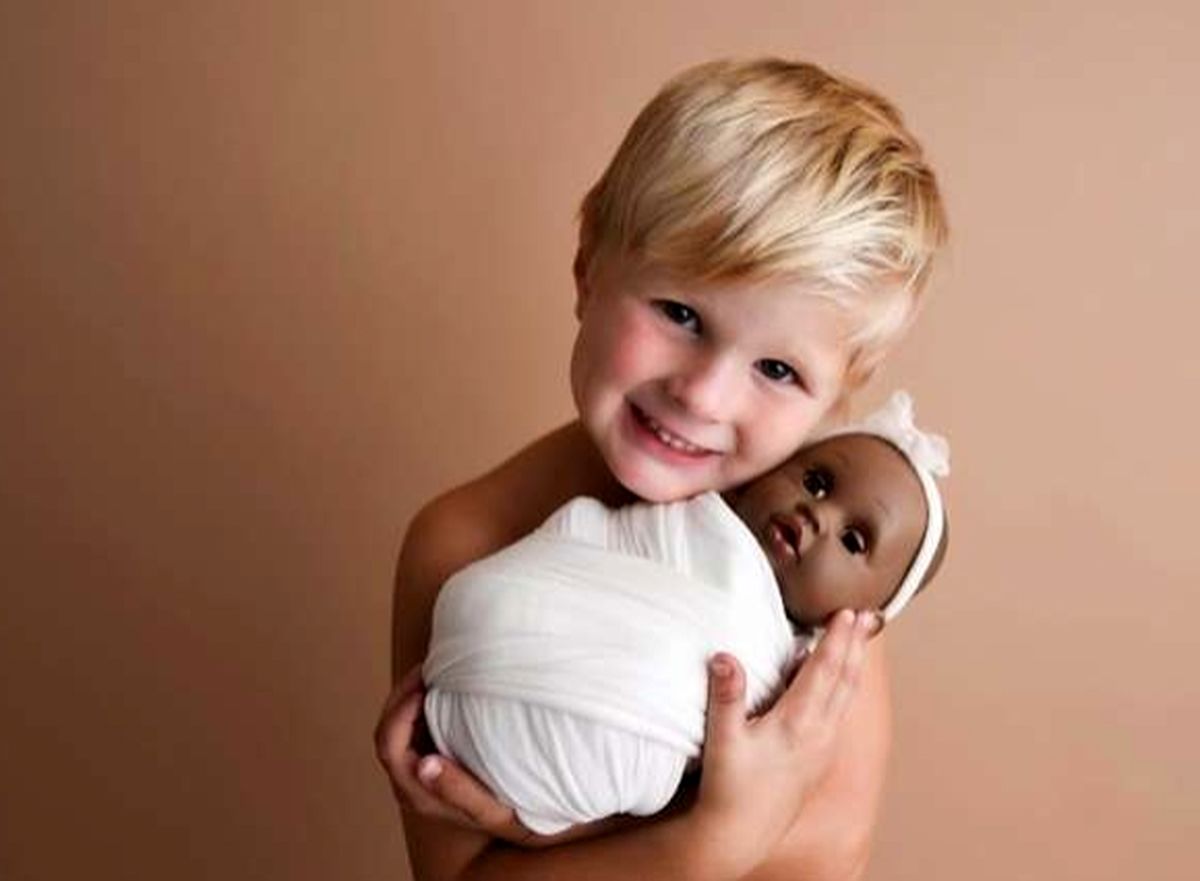 هنجارشکنی جالب یک کودک با عروسک رنگین پوستش جنجالی شد+ تصاویر