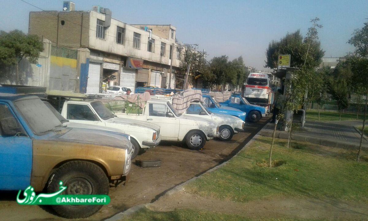 خیابان چهاربانده در تهران و اشغال سه باند آن با وانتهای میوهفروشی