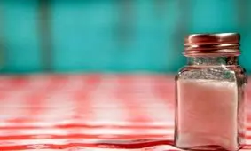 ۵ علامت که نشان می‌دهد شما بیش از حد نمک می‌خورید