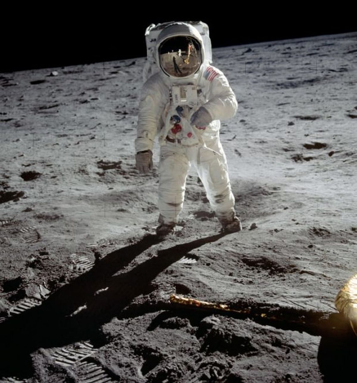 اگر می‌خواهید رد پایتان هیچ وقت پاک نشود به ماه بروید/ بخشی از فضا که باران طلا بر سر فضانوردان می‌بارد