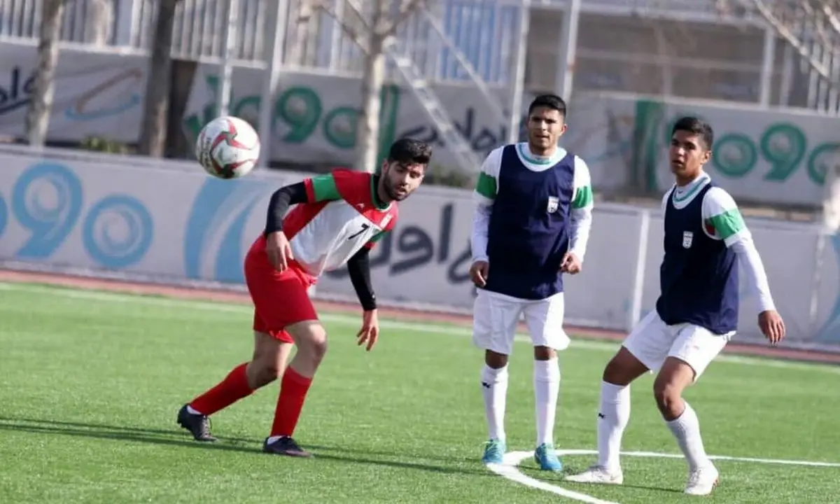 اتفاق جالب در کمپ؛ جوانان در زمین اصلی تمرین کرد