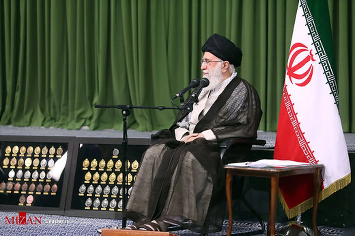 عکسی از حضور رهبر انقلاب در ورزشگاه آزادی