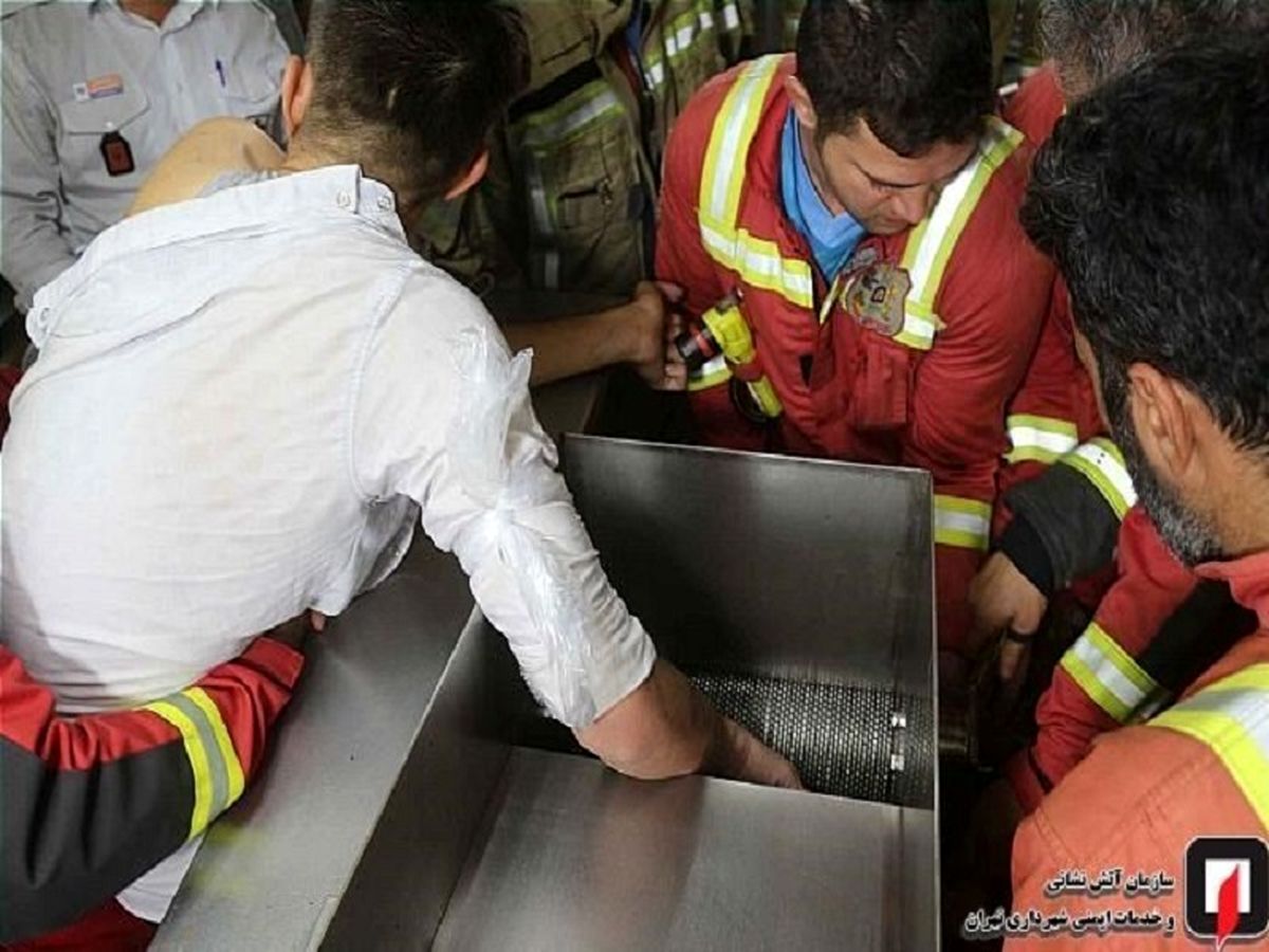 آسیب شدید انگشتان کارگر جوان در هسته‌گیر آلبالو