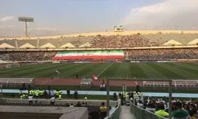 نمایش بزرگترین پرچم ایران در بازی با چین