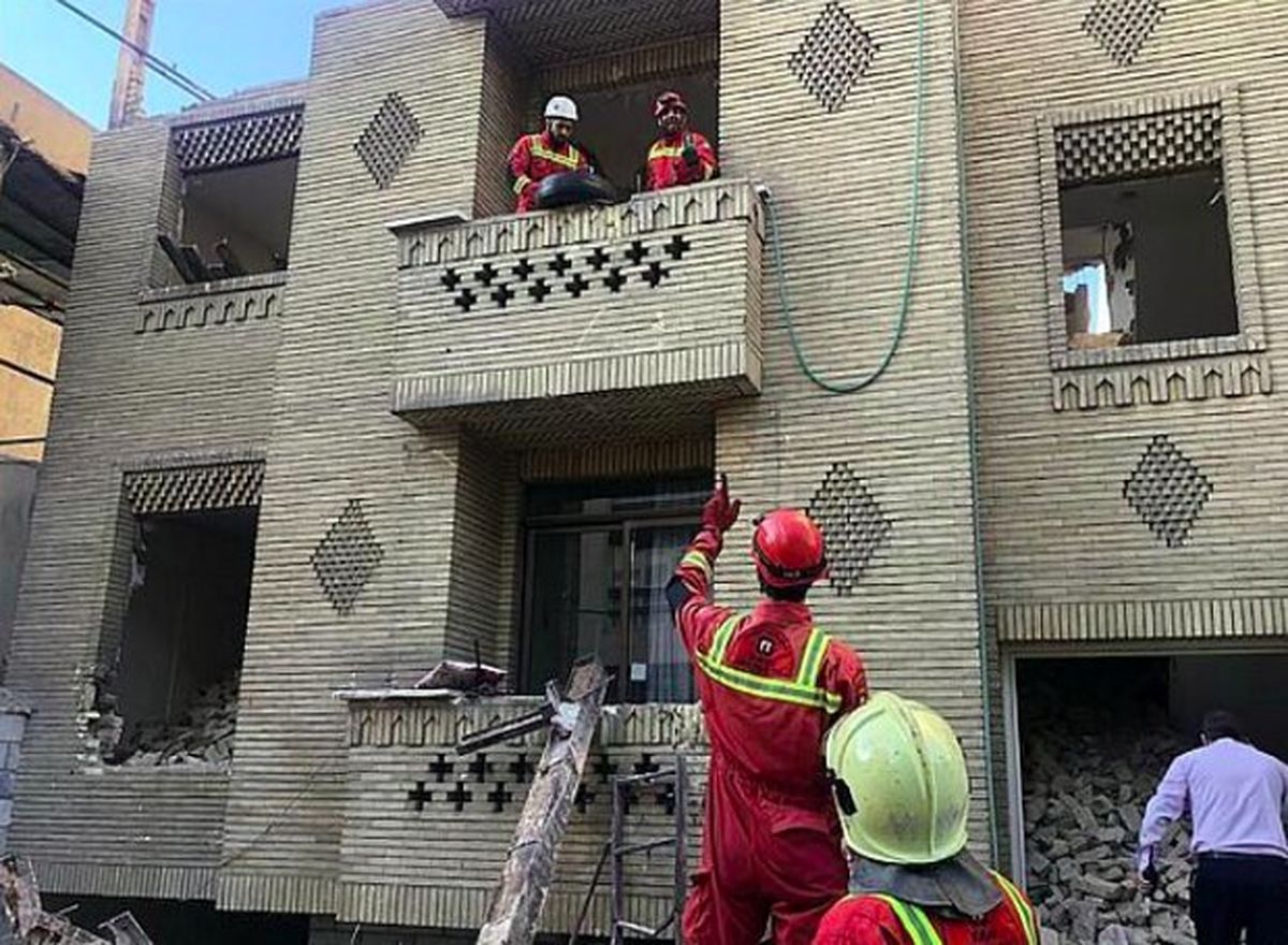 نجات معجزه‌آسای جوان افغان از زیر آوار ساختمان