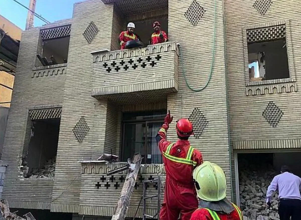 نجات معجزه‌آسای جوان افغان از زیر آوار ساختمان
