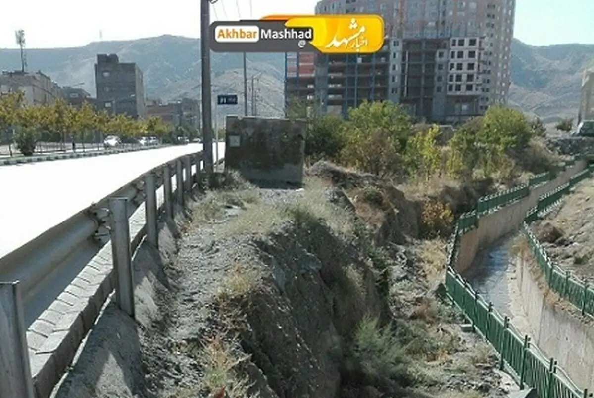 دلاوران ۵۹ تا ۶۳ پیاده‌رو ندارد/ عبور و مرور برای دانش آموزان از وسط بلوار دلاوران سخت است