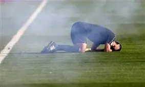 تصاویری از ترقه‌ای که روی سر کمک داور ترکید/ جریمه چند هزار دلاری قطعی است