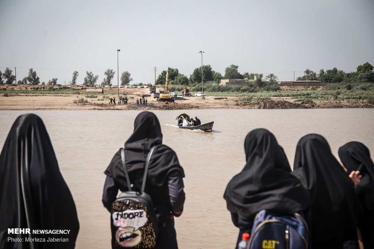 تردد مردم روستاهای عنافچه با قایق+ عکس