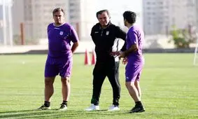 حمید استیلی و دستیارانش وارد گود شدند