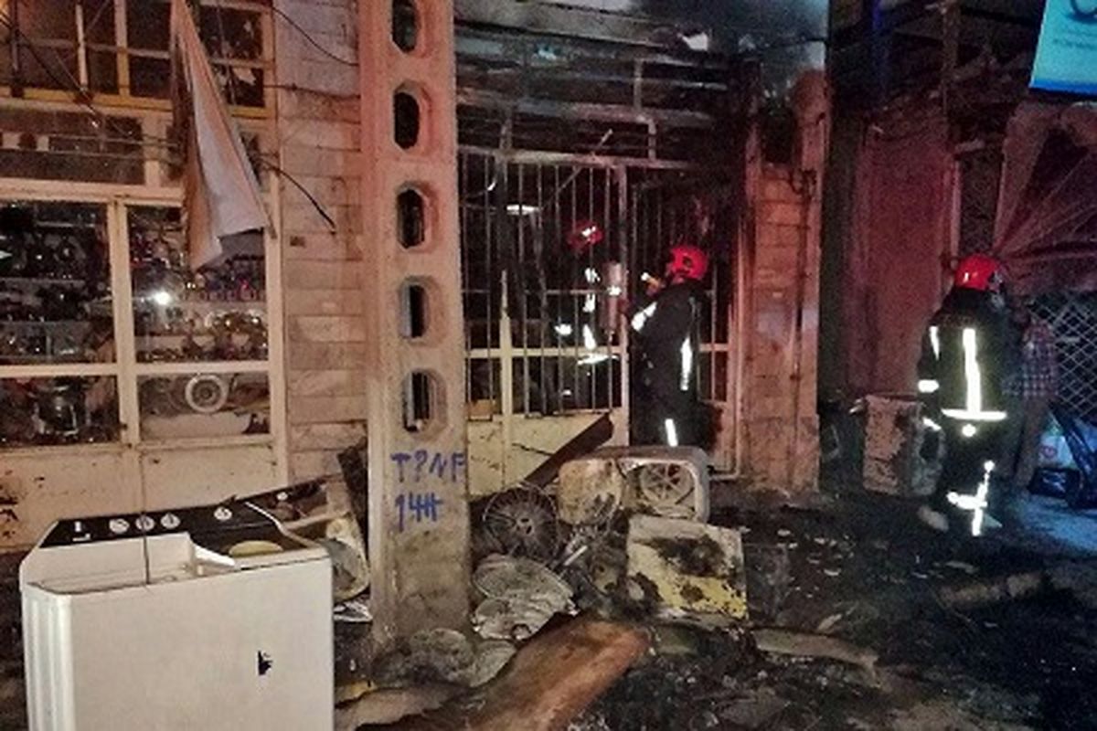 آتش سوزی مهیب تعمیرگاه لوازم برقی در مشهد مهار شد+ تصاویر