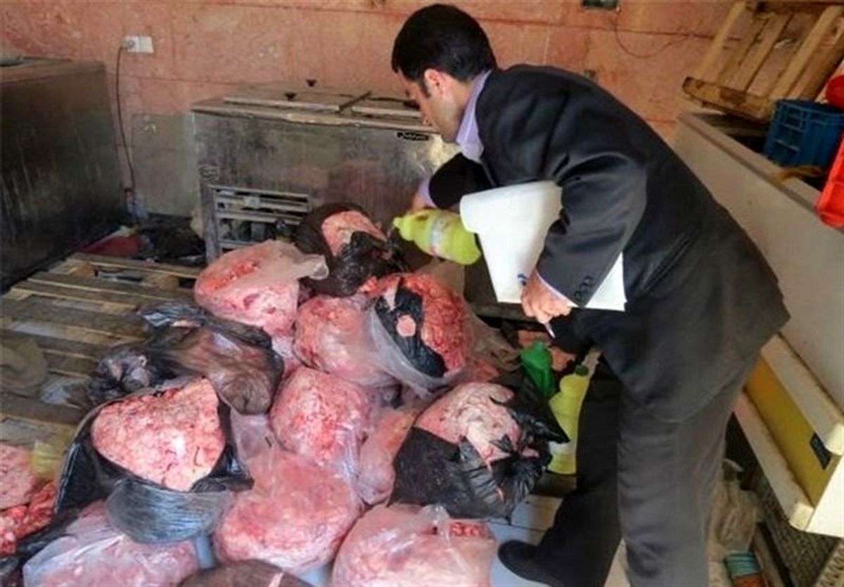۳۹۰ کیلوگرم موادغذایی فاسد در ساوه و زرندیه کشف و معدوم شد