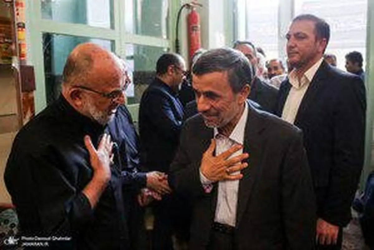 احمدی نژاد و حسین شریعتمداری دیروز در مسجدجامع نارمک/عکس