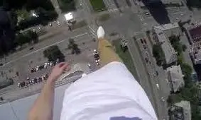 خودکشی یک مرد از طبقه ششم یک ساختمان + فیلم