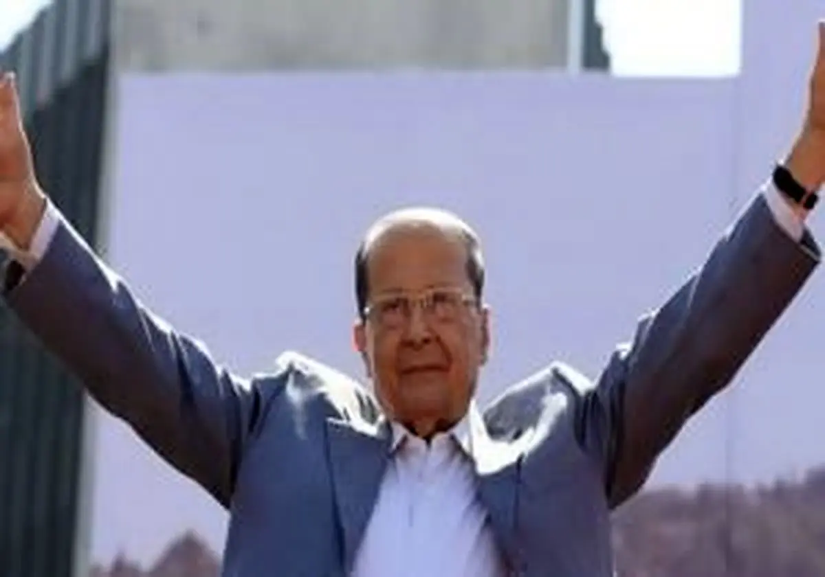 زمين خوردن میشل عون در اجلاس سران اتحادیه عرب + فیلم