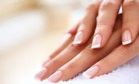 حکم شرعی کاشت ناخن و اکستنشن مژه؛ آیا نماز کسی که ناخن می‌کارد درست است؟