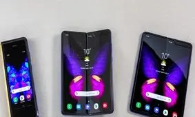 گوشی گلکسی فولد سامسونگ ارزش خرید ندارد؟ / کاربران می گویند نام سامسونگ پس از چند روز استفاده از گوشی محو می شود