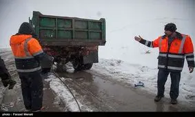 عملیات برف روبی و نمک پاشی در گردنه گاماسیاب نهاوند/ بارش بیش از ۲۰ سانتی متر برف در گردنه گاماسیاب