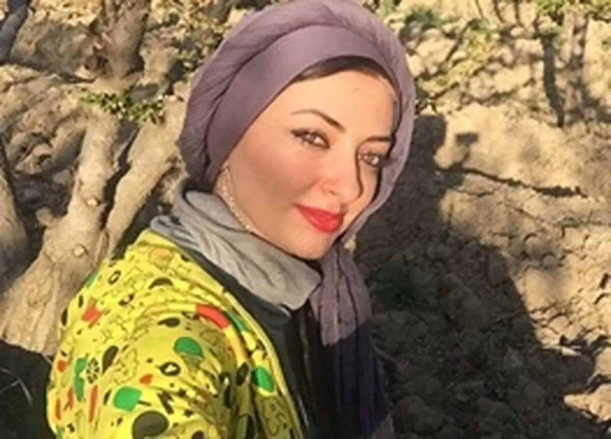 عکس/ بازیگر زن در کنار آتش‌نشانان بندر ماهشهر