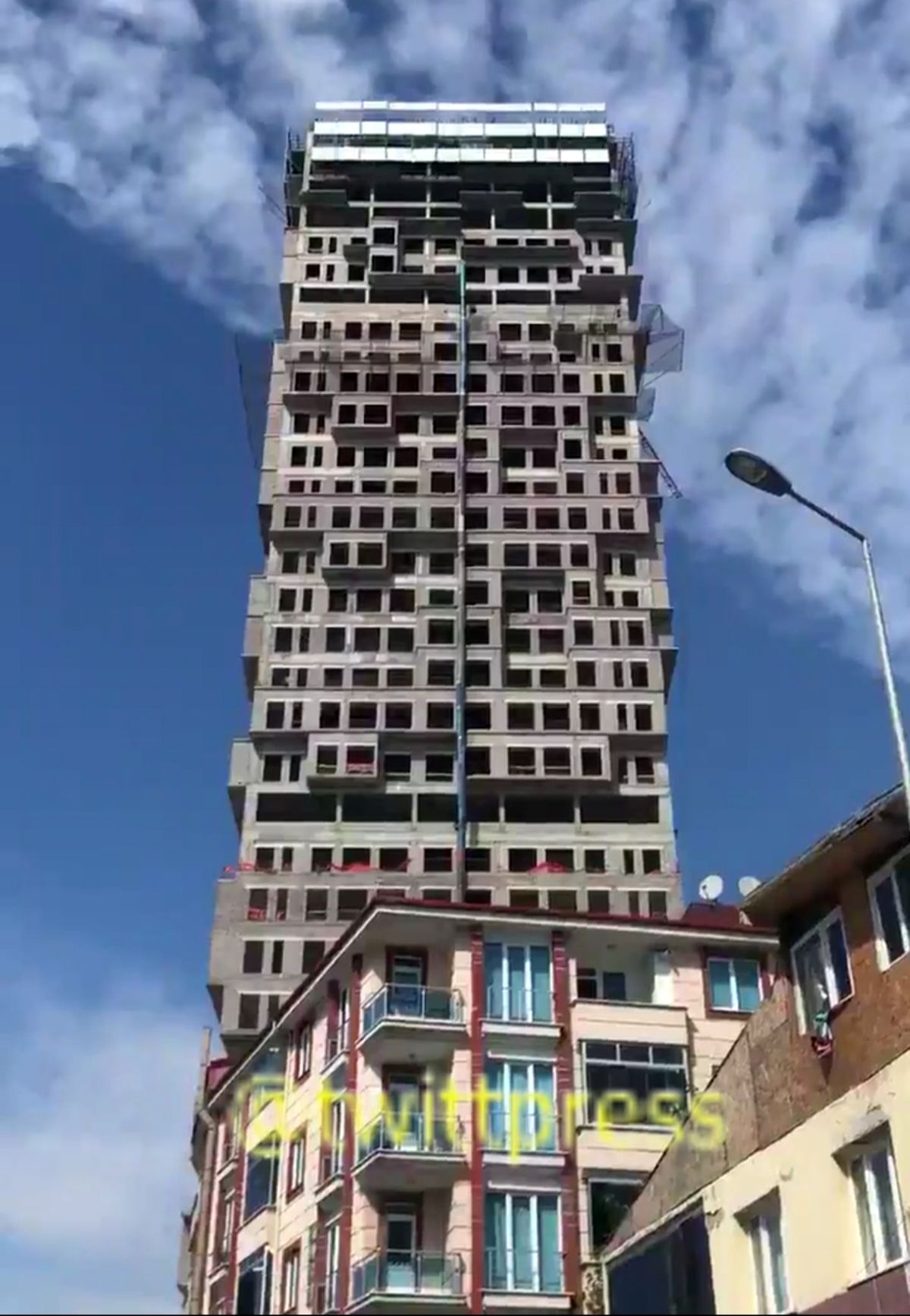 فیلم| برج مسکونی در حال ساخت در استانبول که زلزله را پس زد!