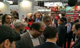 بازدید اولاند از غرفه ایران در نمایشگاه کتاب پاریس+عکس