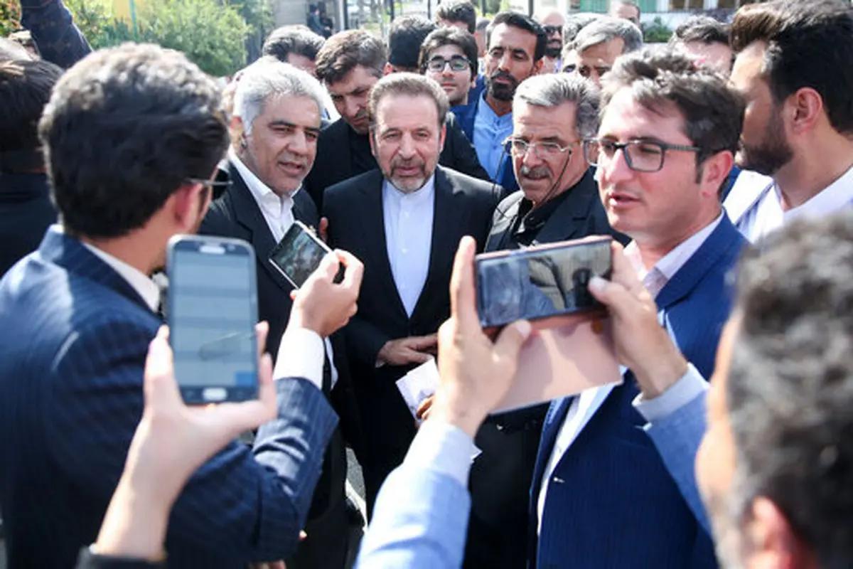 واکنش واعظی به شعارهای مردم در فرودگاه مهرآباد برای استقبال از حسن روحانی