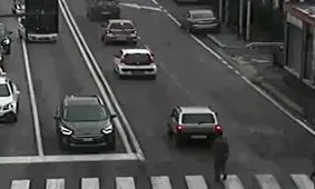 فیلم| جایزه اسکار در شاخه «شما از روی من رد شدید» به این مرد کلاهبردار خیابانی رسید!