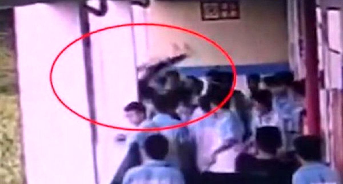 لحظه پرتاب دانشآموز از طبقه چهارم مدرسه! + فیلم