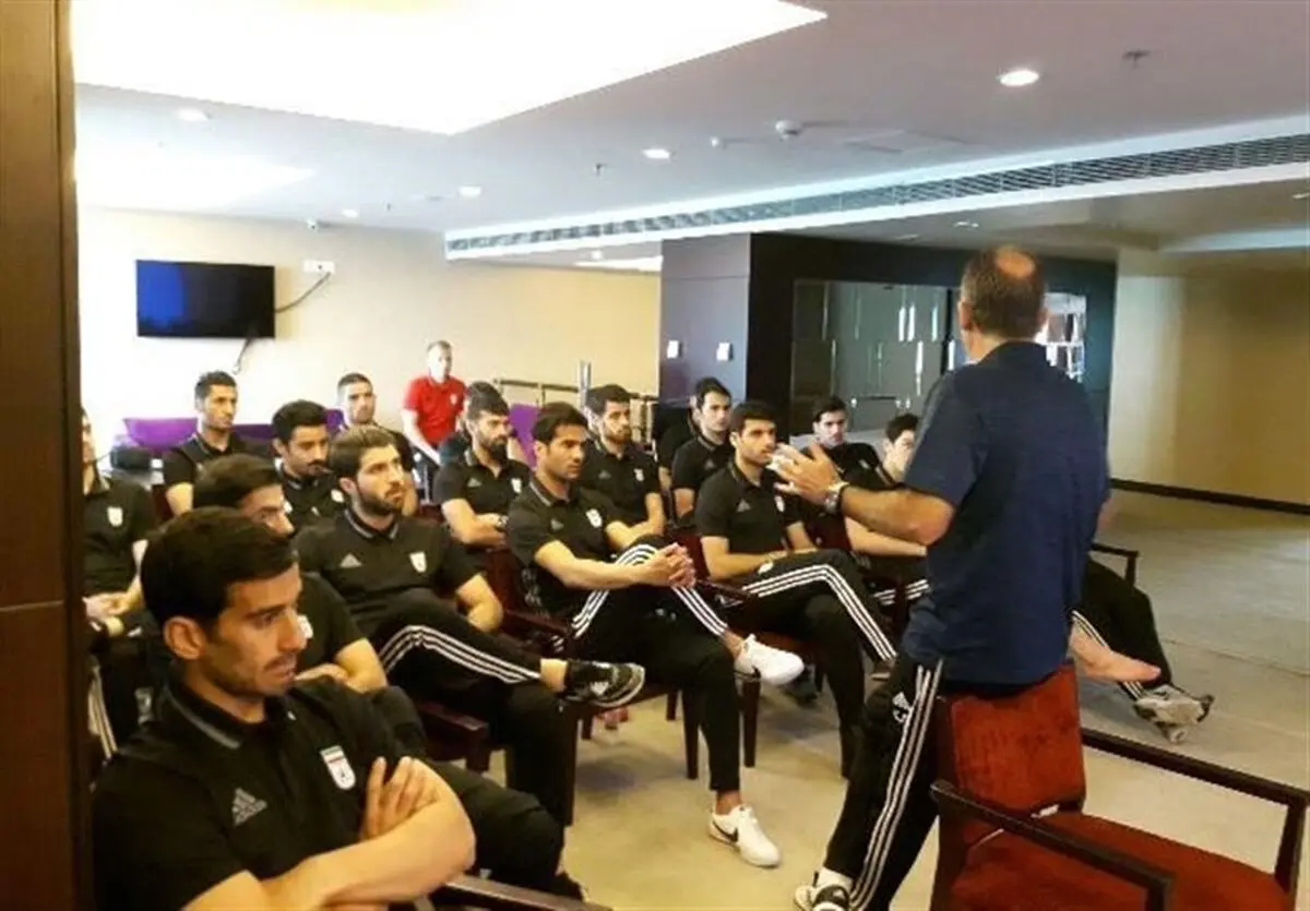 کی‌روش شاگردانش را در هتل تمرین داد