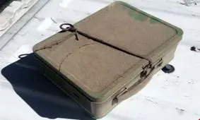 یک مرد خوش شانس در جریان بازسازی خانه خود چمدانی پر از پول یافت