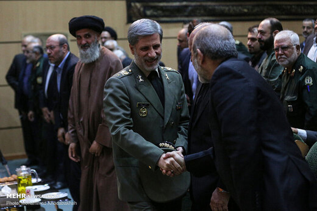 تصویری از همنشینی وزرای دفاع روحانی و احمدی نژاد در یک مراسم